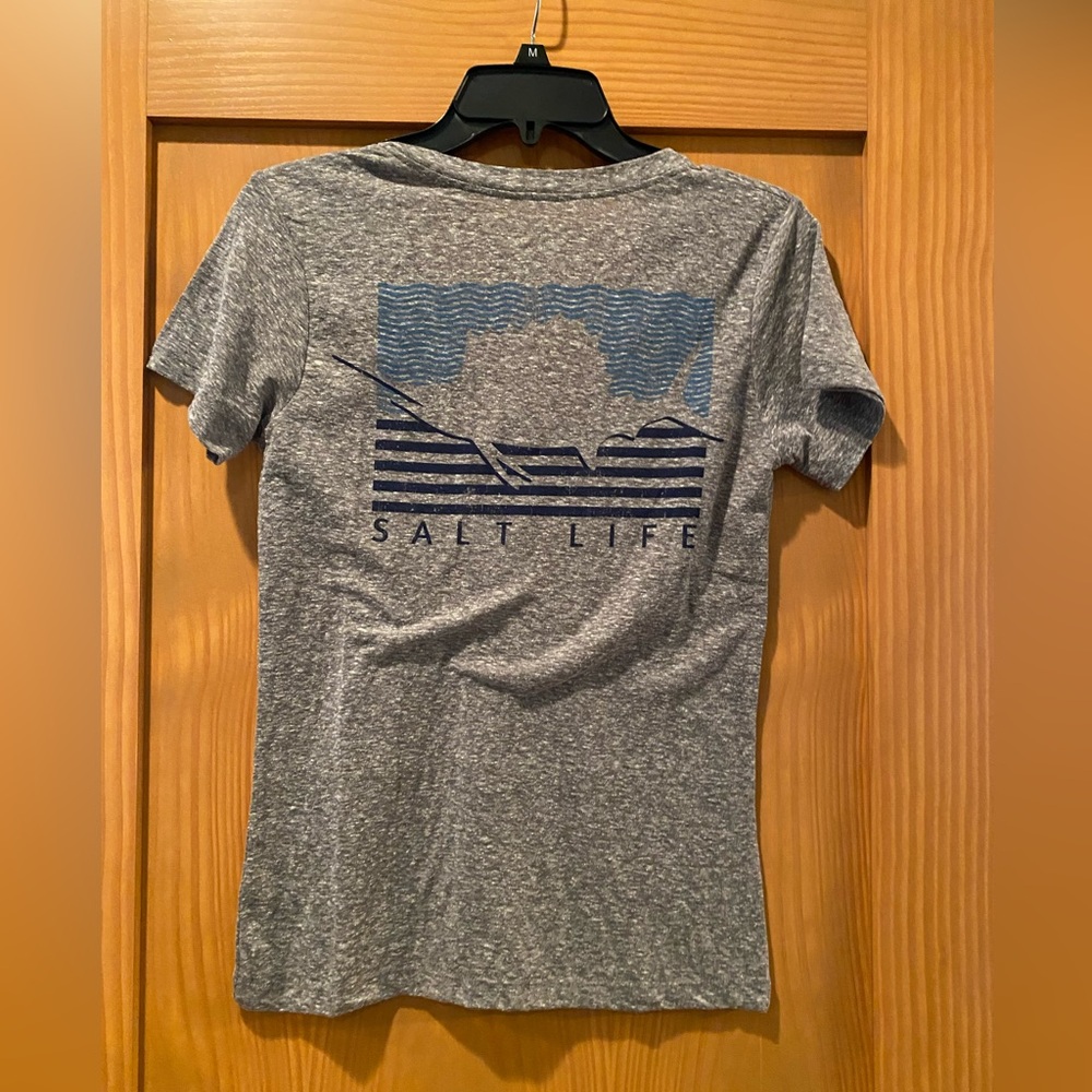 Salt Life Women’s V-Neck Light Gray Salin Flag T-Shirt Short Sleeves NWT